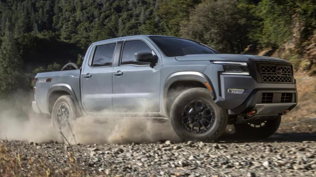 Le Nissan Frontier qui dérape dans la gravel.