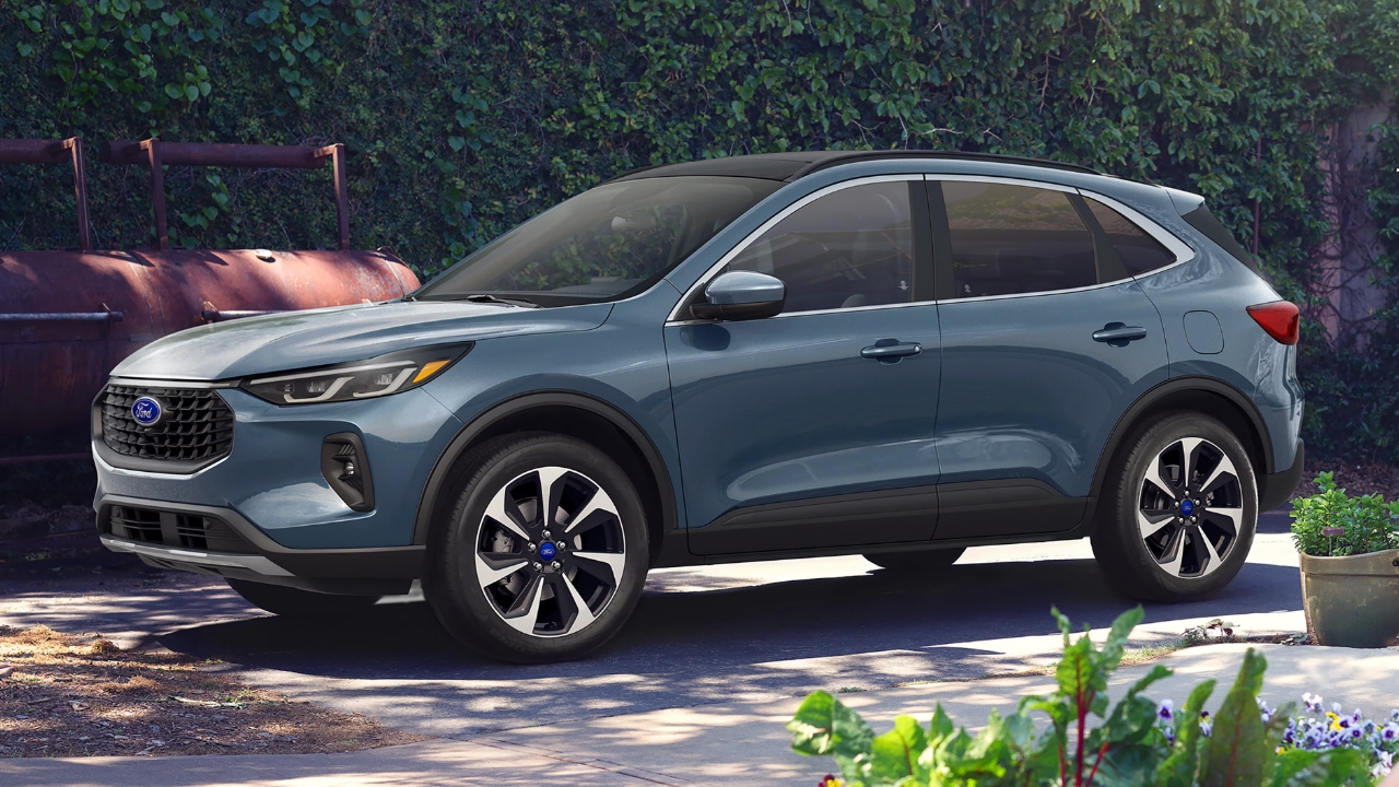 vue latérale avant d'un Ford Escape 2025