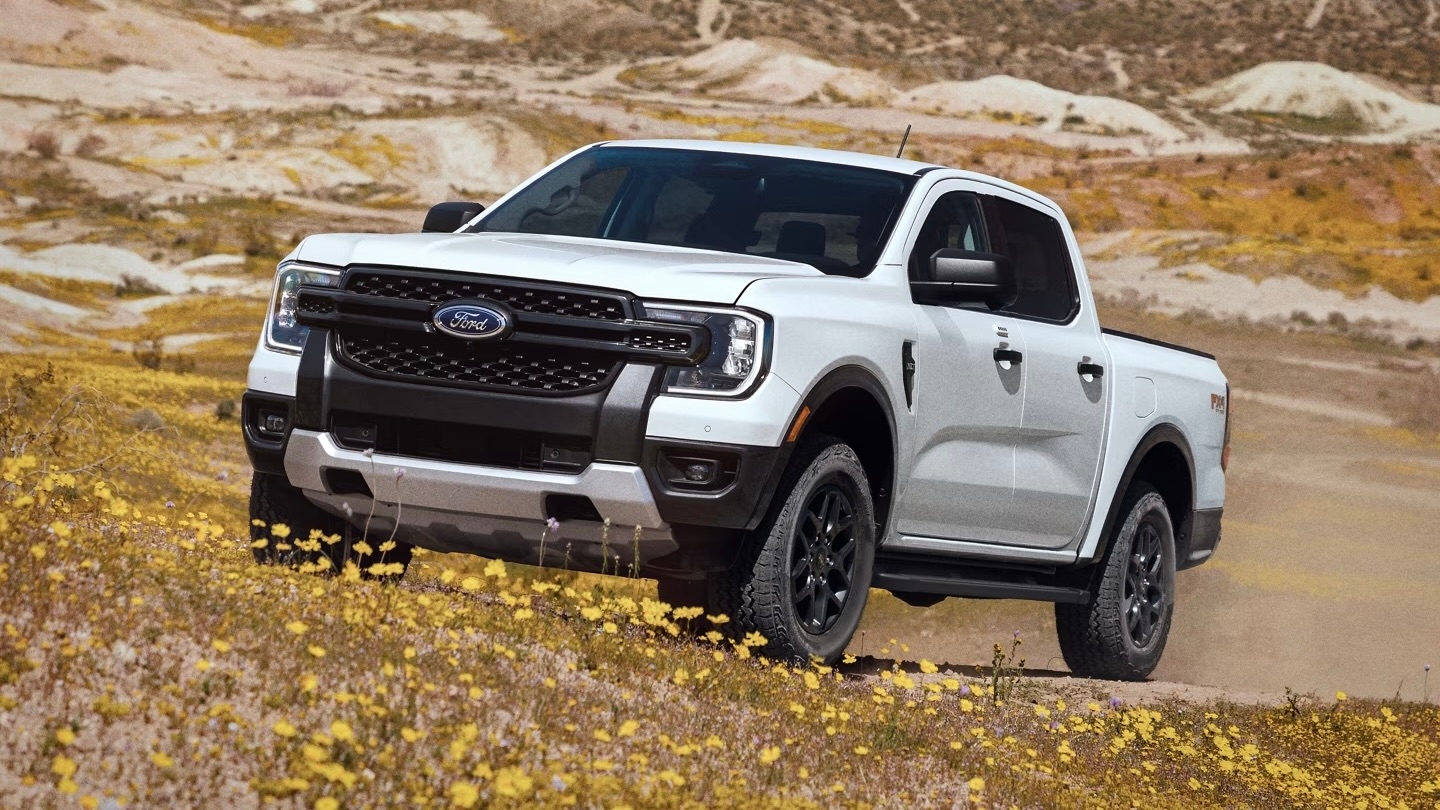 Le Ford ranger 2024 stationné dans une prairie.