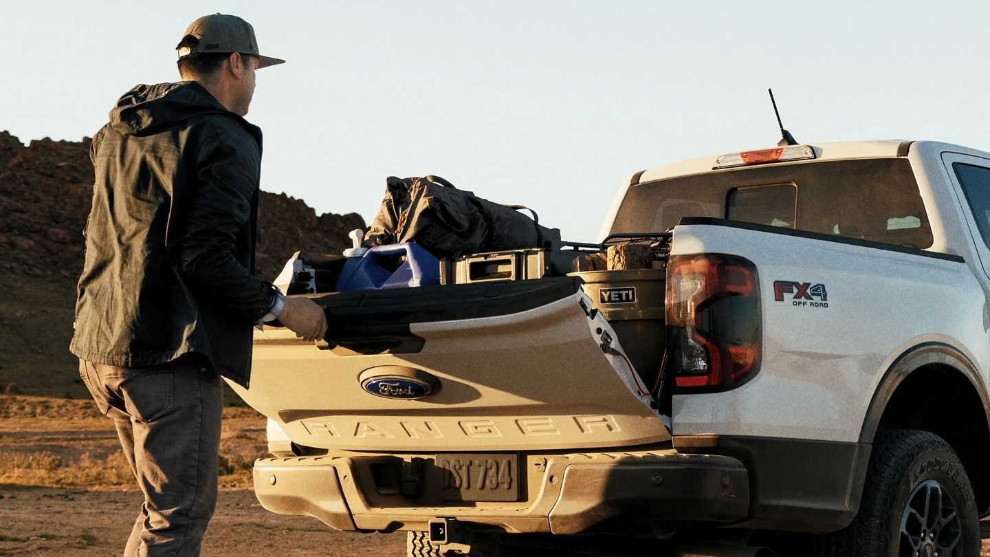 Vue rapproché sur l'arrière di Ford Ranger 2024 et sur son chargement.