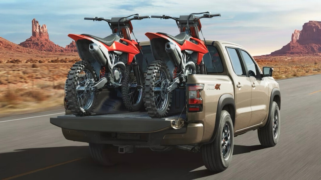 Vue arrière du Nissan Frontier 2024 avec 2 motos chargé en arrière.