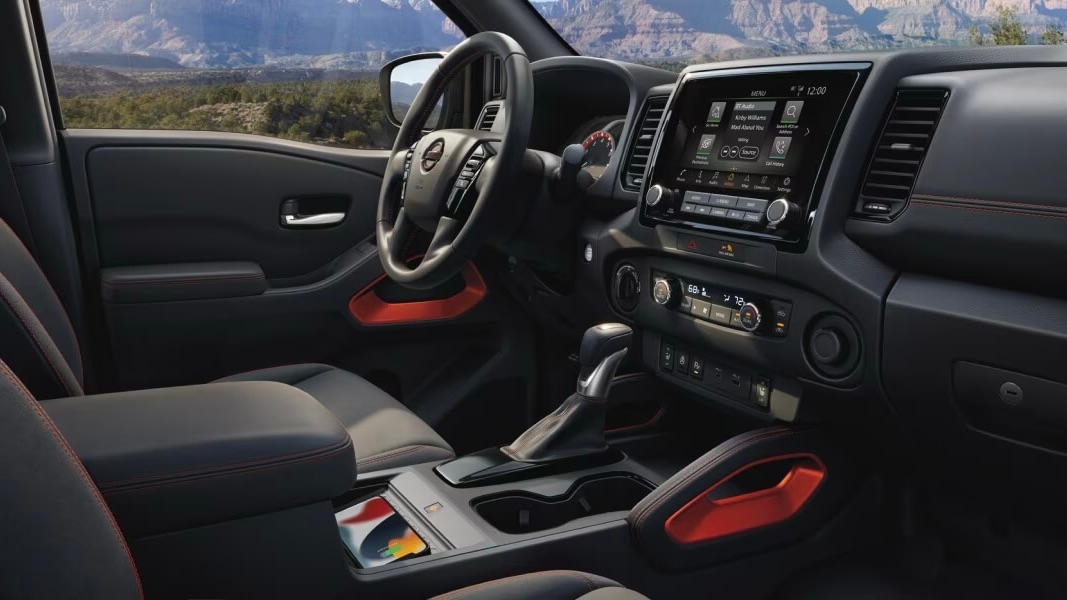 Grande vue sur le tableau de bord et sur la technologie du Nissan Frontier 2024.