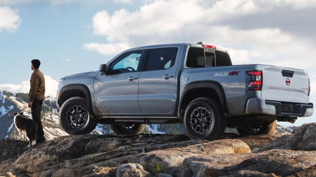 Le Nissan Frontier 2024 stationné en haut d'une montagne.