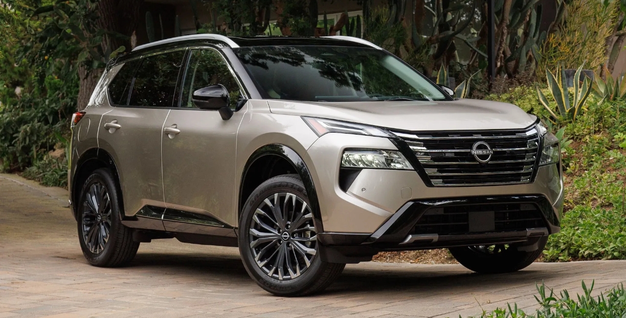 vue latérale avant d'une Nissan Rogue 2025