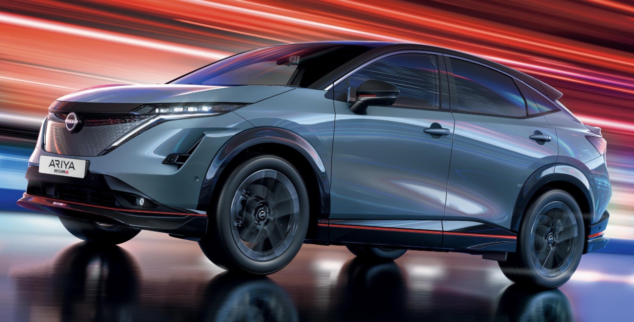 vue latérale avant d'une Nissan Ariya 2025