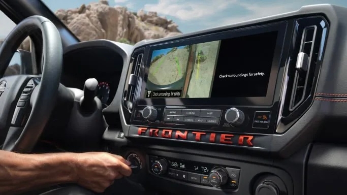 Vue rapprochée sur l'écran tactile et sur la technologie du Nissan Frontier 2025.